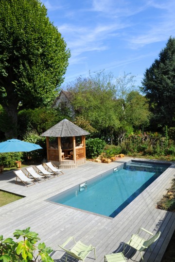 A traditional pool in the Greater Paris Region.