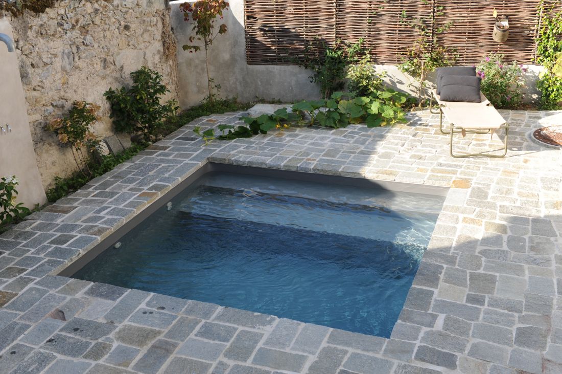 Piscinelle Bo3.5 with a 2-step Escaplage (33cm, 55cm) and slate-grey liner.