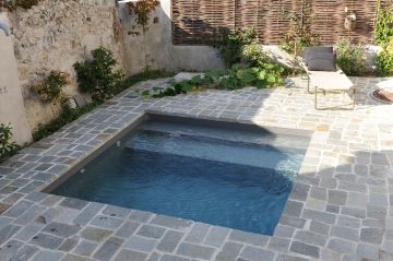 Reportage photo : piscine et terrasse en pierre naturelle