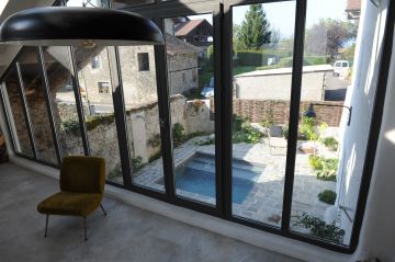 Interieur vintage avec vue de la baie vitrée sur la mini piscine