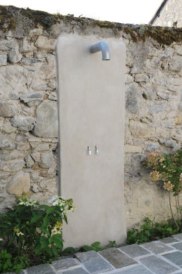 Douche avec mur en pierre