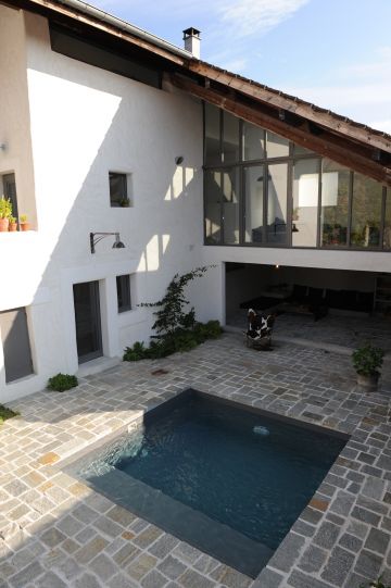 Maison contemporaine avec baie vitrée donnant sur la piscine