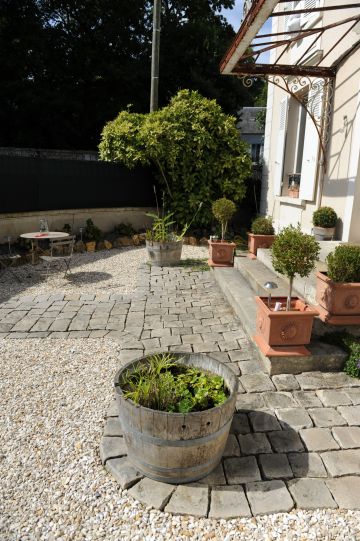 L'entrée de la maison avec ses jardinières et son dallage de pavés franciliens.