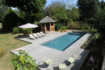 Piscine traditionnelle haut de gamme réalisée en aluminium et liner.