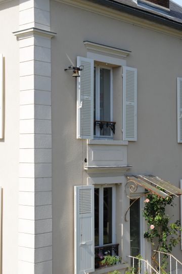 Détail de la maison de maître avec sa charmante marquise surplombant la piscine.