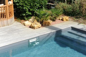 La piscine haut de gamme en aluminium est équipée de murs filtrants en inox permettant de conserver une étanchéité parfaite.