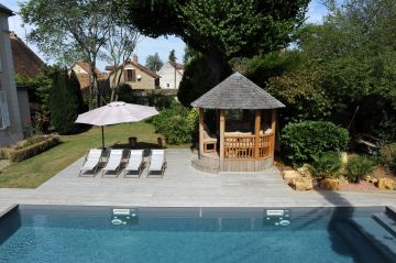 Cette piscine traditionnelle est épurée et entourée de quelques éléments permettant de la mettre simplement en valeur.