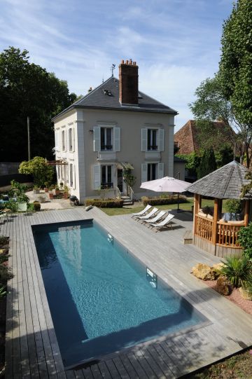 La longueur de la piscine permet une pratique aisée de la natation tout aussi bien que les jeux d'eau.