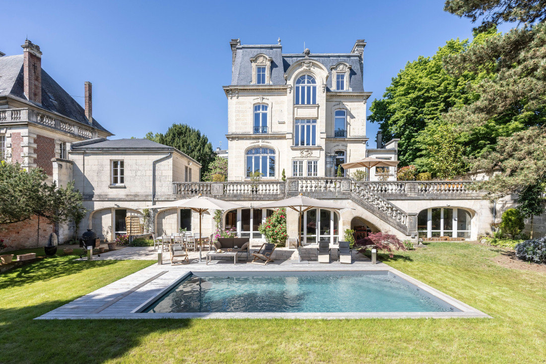 Trophée d’Or 2025 - Catégorie Piscine de forme angulaire moins de 40m². Dans ce cadre exceptionelle, l’installation d’une piscine contemporaine ne rompt pas l’équilibre, elle le prolonge. (crédit photo : Fred Pieau).