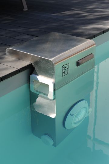 Le Bt25 en inox 316L breveté Piscinelle est l'un des atouts de cette réalisation qui permet notamment de ne pas pratiquer de percement dans le liner de la piscine pour une durabilité totale.
