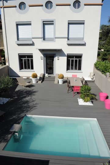 La maison, la terrasse, la piscine et le mobilier forment un ensemble cohérent et réussi, simple et design à la fois.
