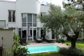 Petite piscine implantée dans un jardin
