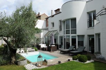 Mais architecturale avec piscine en plein centre ville
