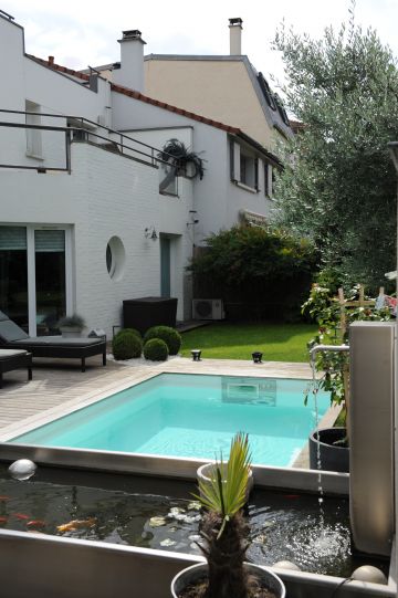 Piscine sur-mesure possédant un MF5 qui rappel le bassin en inox au premier plan
