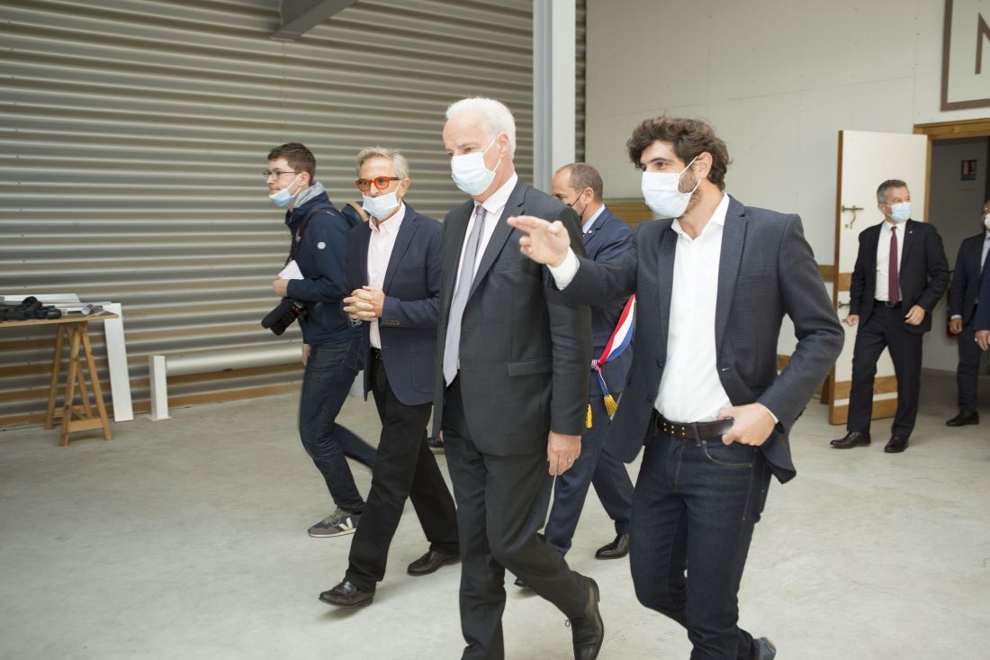 Le ministre Alain Griset, en plein échange avec Bruno et Arthur Choux, dirigeants de Piscinelle.