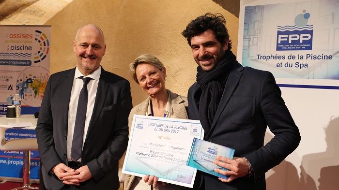 Remise de Trophée par le Président de la Fédération des Professionnels de la Piscine et du Spa à Arthur Choux, co-dirigeant de Piscinelle