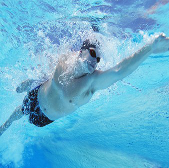 Nage à contre courant de piscine