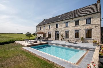 La piscine des année 80 a été entièrement rénovée et remise au goût du jour.