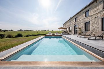 La piscine fait 7m de longueur pour une largeur de 4m et dispose d'un Escabanc pour l'accès et la sortie du bassin.