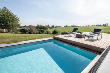 Dans la campagne belge, proche de Bruxelles, cette Piscinelle et son Rolling-Deck donnent à la maison un air de vacances toute l'année.