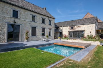 Les rails du Rolling-Deck sont disposés sur les margelles de la piscine et assure le coulissement de la terrasse avec une grande facilité.