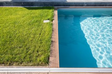 Bleu, vers, pierre naturelle, ipé... cette Piscinelle est une composition graphique équilibrée dans ses couleurs et ses textures.