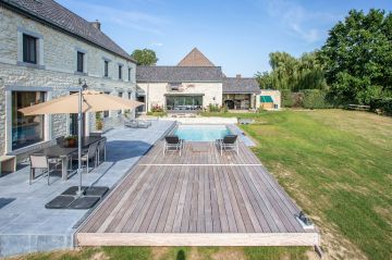 Cette rénovation de piscine a reçu le Trophée d'Or de la FPP pour sa qualité et son intégration.