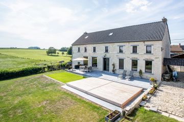 Le Rolling-Deck fermé dissimule intelligemment la piscine et prolonge la terrasse en pierre bleue.