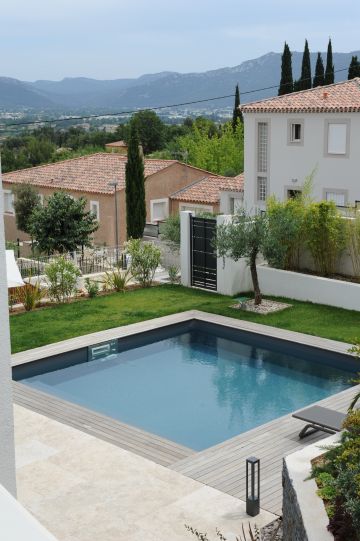 Piscine implantée dans un petit jardin