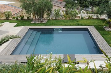 Une piscine entourée de verdure