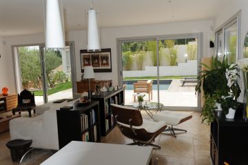 La piscine vue de l'intérieur de la maison