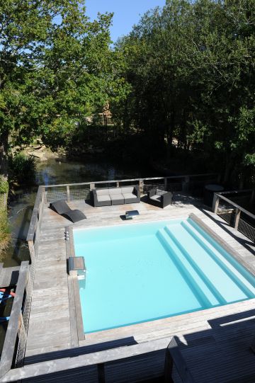 Le liner vert argile donne une belle couleur à l'eau de la piscine