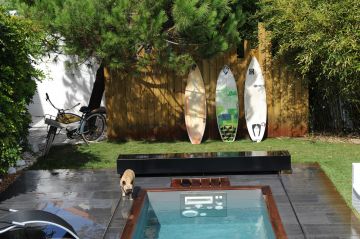 Vélo, planches de surf [...] des équipements sportifs autour de la piscine