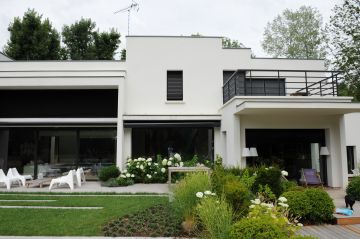 La verdure apparente aux alentours de la piscine