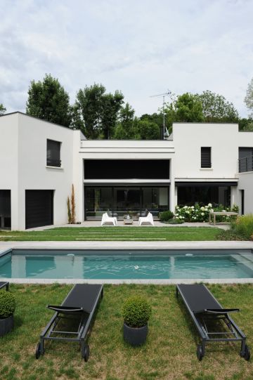 Une maison noire et blanche très épurée