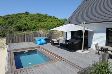 This Piscinelle pool and its Rolling-Deck installed on the Opal Coast blend in simply and humbly with a remarkable backdrop provided by the fine sand and dunes of northern France.