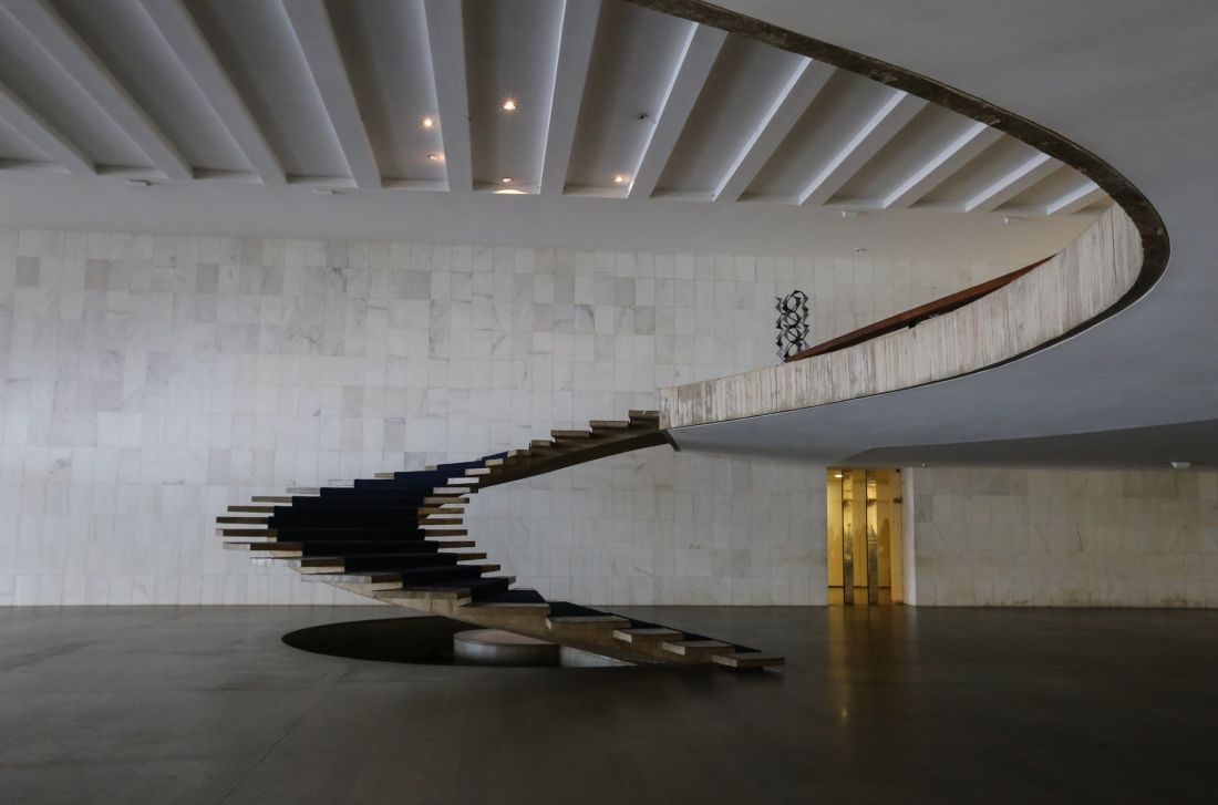 L'escalier d'Oscar Niemeyer au palais Itamaraty à Brasilia qui, au sein d'un bâtiment de béton, semble presque flotter en l'absence de garde-corps et de contre-marches.
