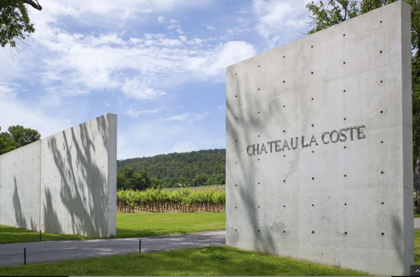 Tadao Andō, le célèbre architecte japonais, conjugue les formes les plus contemporaines et la couleur grise du béton brut avec des environnements naturels. Comme une évidence - Château La Coste - Aix-en-Provence