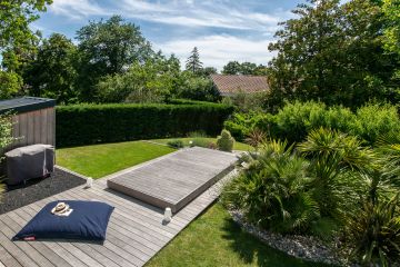 La terrasse est comme une plateforme coulissante qui masque le plan d'eau en quelques secondes.