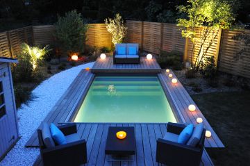 Petite piscine avec une terrasse mobile de nuit - Trophée d'Or FPP de la piscine de nuit.