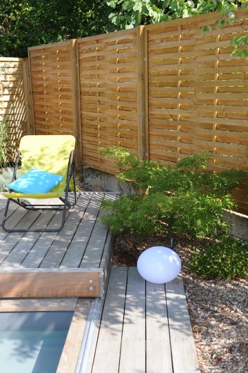 The odd plant and a simple wooden cladding give everything a Zen-like feel.