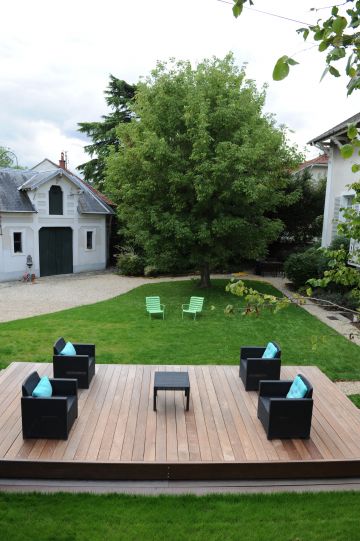 Entre la maison de maître et la maison de gardien, la piscine sait se faire discrète sous sa terrasse coulissante Rolling-Deck.