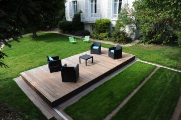 Une fois refermée, la terrasse coulissante et son mobilier cachent avec élégance et à l'aide de matériaux haut-de-gamme et durable la piscine.