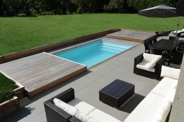 Rolling-Deck ouvert avec terrasse en ipé et salon de jardin en résine tressée