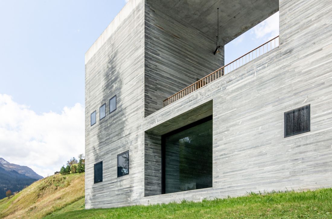 Malgré une architecture faite de vastes pans de murs en béton brut, Peter Zumthor nous fait ressentir une légèreté certaine... le bâtiment semble flotter dans la montagne.