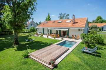 Couvrir sa piscine simplement avec esthétisme et efficacement... c'est la promesse Rolling-Deck.