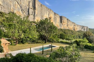 Une piscine rectangulaire façon bassin aux tons gris dans le Luberon, au cœur de la Provence.